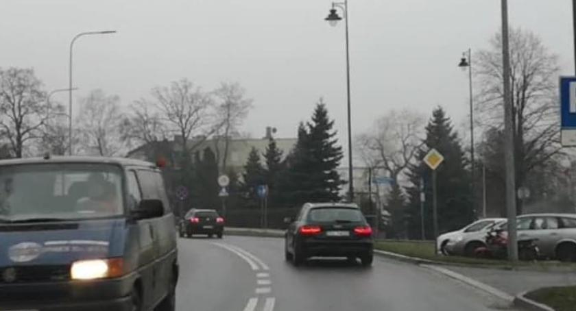 Pędzące pojazdy na ul. Warcisława i Klasztornej. Policja: reagujemy na każde sygnały 