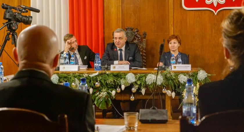Miasto bogate, bonifikaty małe. Burmistrz zachęca na sesji do głosowania na PO