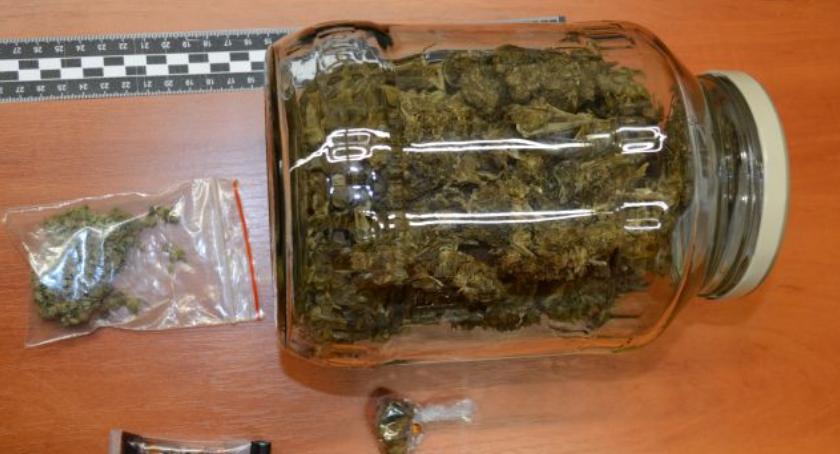 Marihuana schowana w szafie. Policjanci w Szczecinku zabezpieczyli znaczną ilość narkotyku