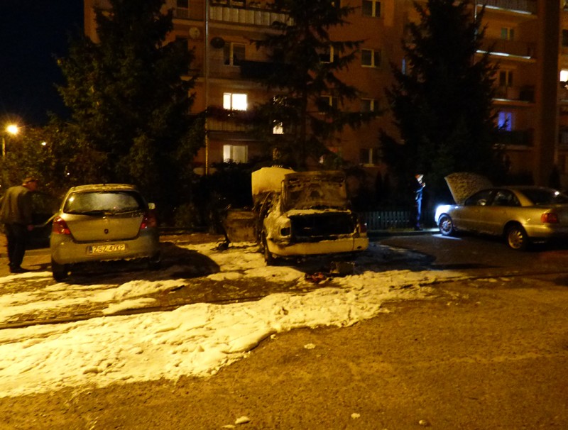 Audi w ogniu. Wybuch na parkingu koło 