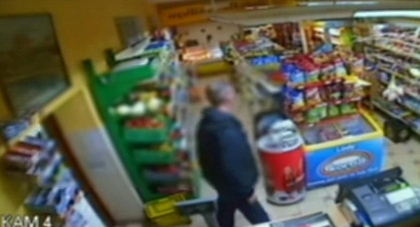 Był podobny do sklepowego złodzieja. Został wyzwany i wyrzucony