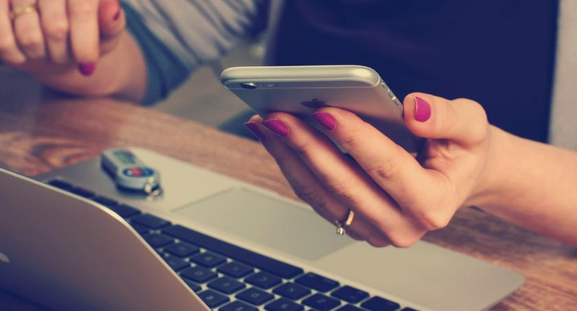Uwaga na internetowych oszustów! Policja w Szczecinku otrzymuje coraz więcej zgłoszeń