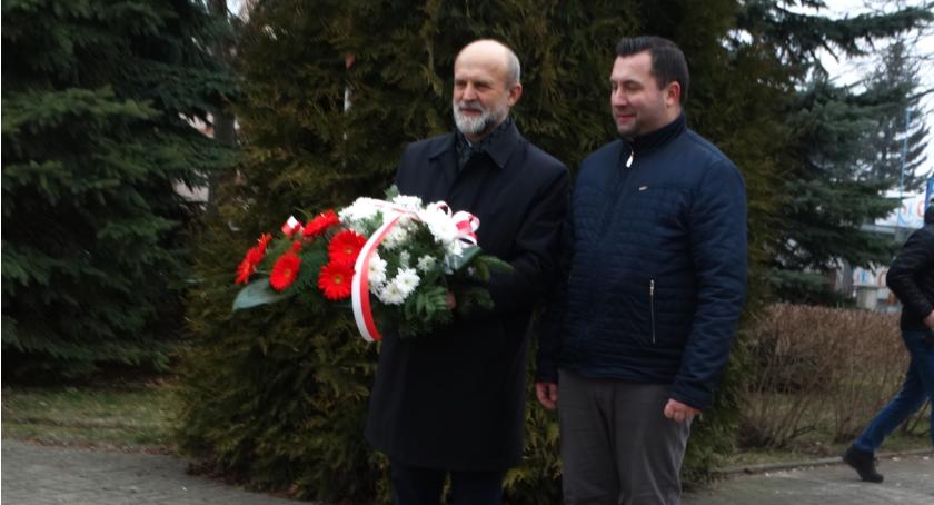 74. rocznica zdobycia Szczecinka. Starosta składa kwiaty pod pomnikiem  Zdobywców Wału Pomorskiego