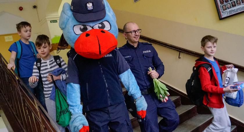 Dzielnicowy i Gryfuś złożyli życzenia z okazji Dnia Kobiet