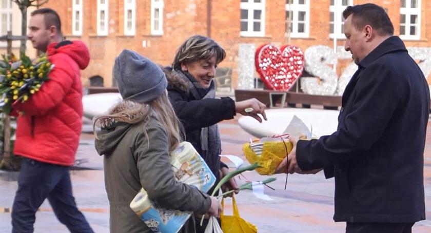 Tulipany i ciastka. Niespodzianka od PiS na Dzień Kobiet 