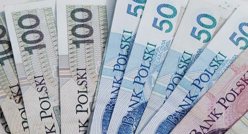 Ile zarabia nauczyciel, a ile dyrektor szkoły? Przykładowe zarobki w Szczecinku