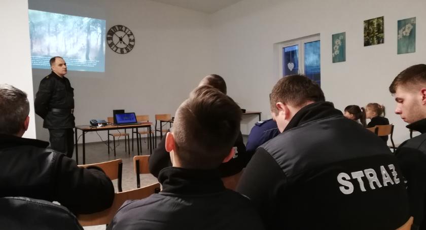 Stop pożarom traw! Szczecineccy strażacy spotkali się z mieszkańcami Godzimierza