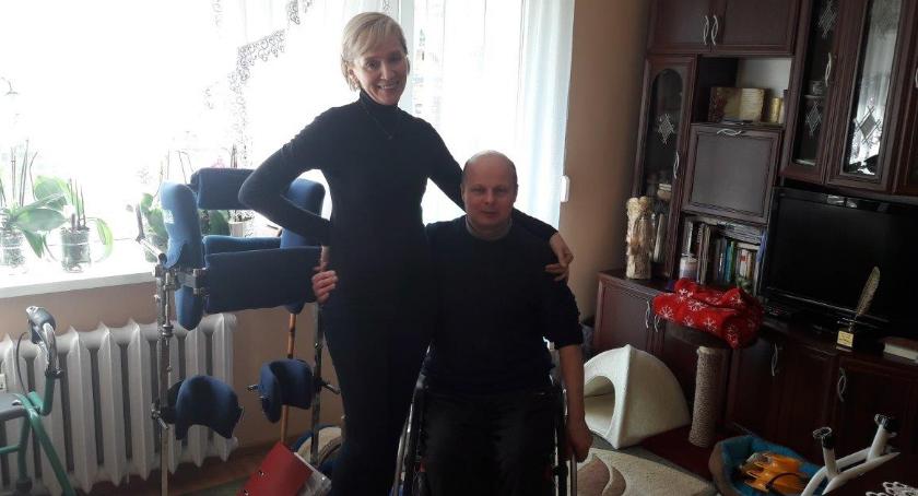 Nie chodzi, ale dzięki odszkodowaniu żyje normalnie