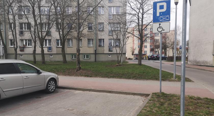 Wygląda jak miejsce dla inwalidy, tylko że nim nie jest. A mandat i tak może wynieść 500 zł