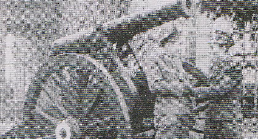 Dwóch oficerów i armata