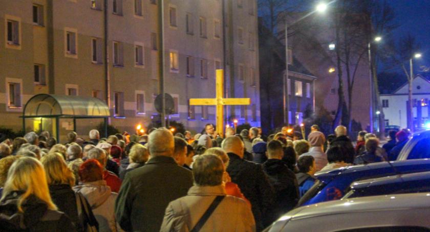 Droga Krzyżowa na ulicach Szczecinka. Wierni przeszli czterokilometrową trasę