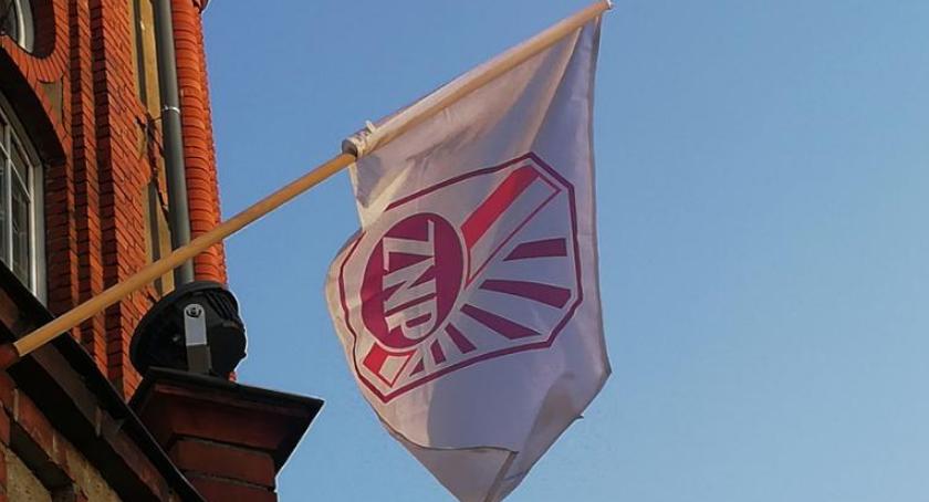 Nauczyciele strajkują, będąc w szkole. Dzieci mogą iść na basen