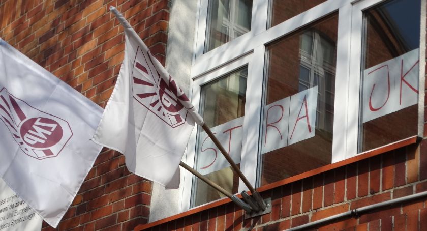 Trwa strajk nauczycieli. Co z egzaminami gimnazjalistów? Już wiemy