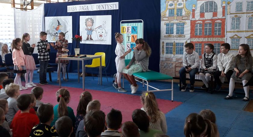 Baba Jaga u dentysty. Dzieci z SP5 w Szczecinku wiedzą, jak dbać o zęby