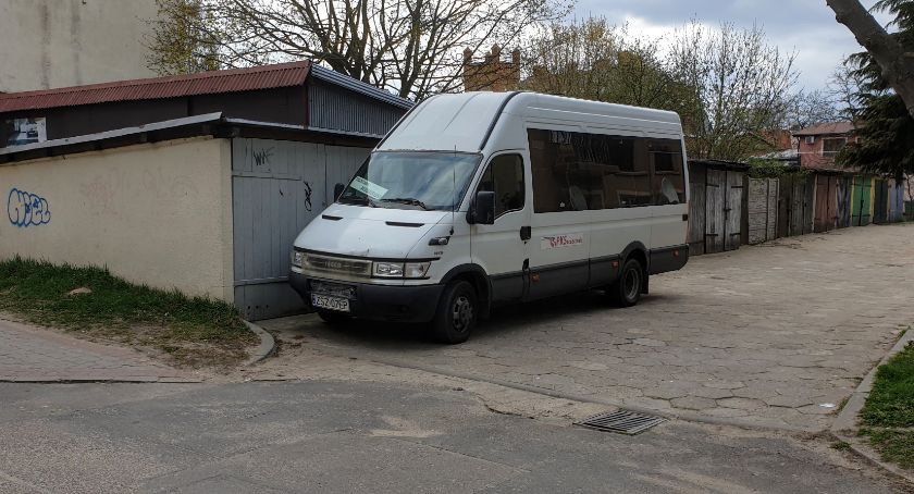 Bus PKS Szczecinek znów blokuje wjazd do garaży. Lokatorzy proszą o litość