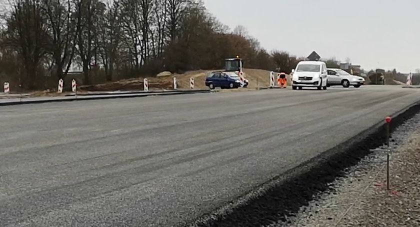 Niebezpiecznie na nowej obwodnicy. Pierwszeństwo mają pojazdy z budowy?