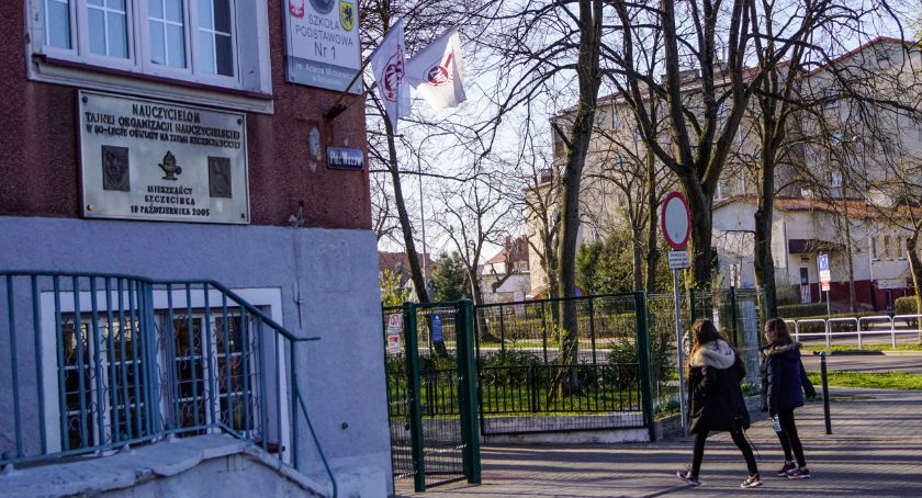 Pomimo strajku nauczycieli, w Szczecinku rozpoczął się egzamin ósmoklasistów