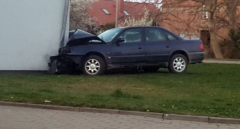 Audi zderzyło się z... trafostacją. Czytelnik: 