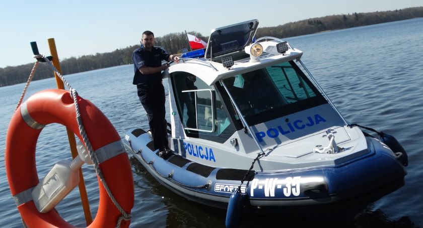 Policjanci ze Szczecinka mają nową łódź. Zobacz, jaka jest szybka!