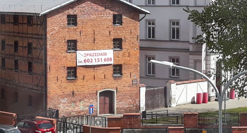 Zabytkowy spichlerz w samym centrum Szczecinka jest na sprzedaż. Jaka cena?