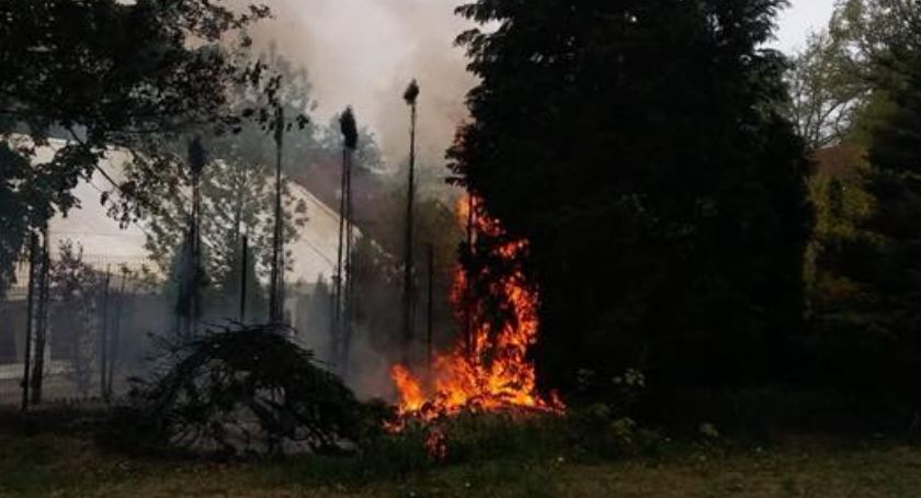 Pożar trawy przy hotelu w centrum Szczecinka. Dym dostrzegły miejskie strażniczki 