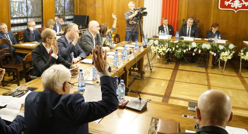 Wojewoda broni demokracji w Szczecinku. Radni mają prawo pytać