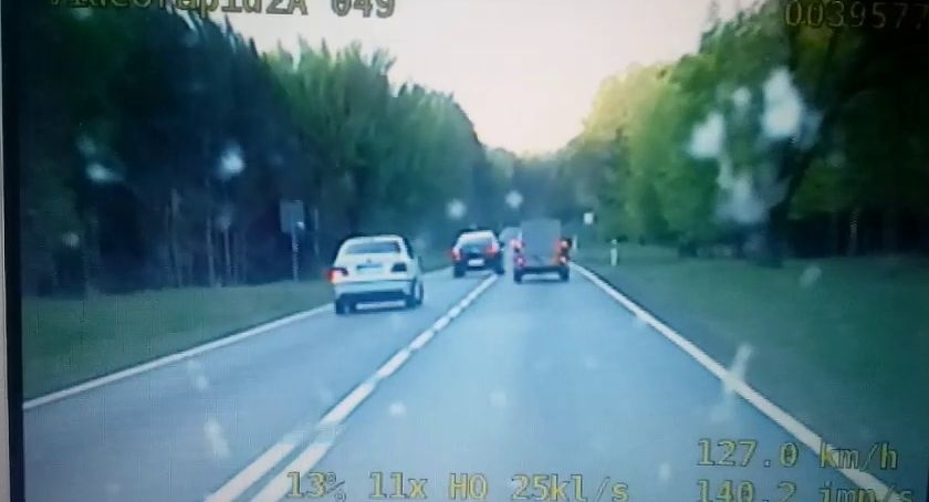 Jechał swoim bmw 153 na godzinę, po pościgu dopadła go policja