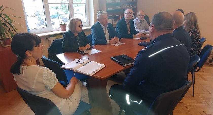 Rozmawiali o fałszywych alarmach bombowych