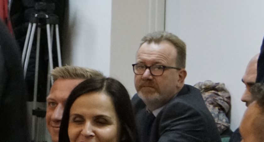 Radny chce płacić za tylne, lewe koło i pyta o pieniądze na SAPiK 