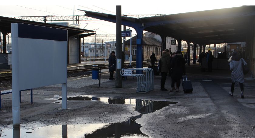 Pociąg naprawiany drutem ze Szczecinkiem po drodze