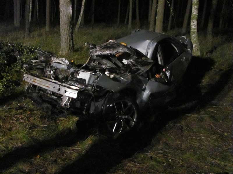 Subaru scięło trzy drzewa, kierowca przeżył (foto)