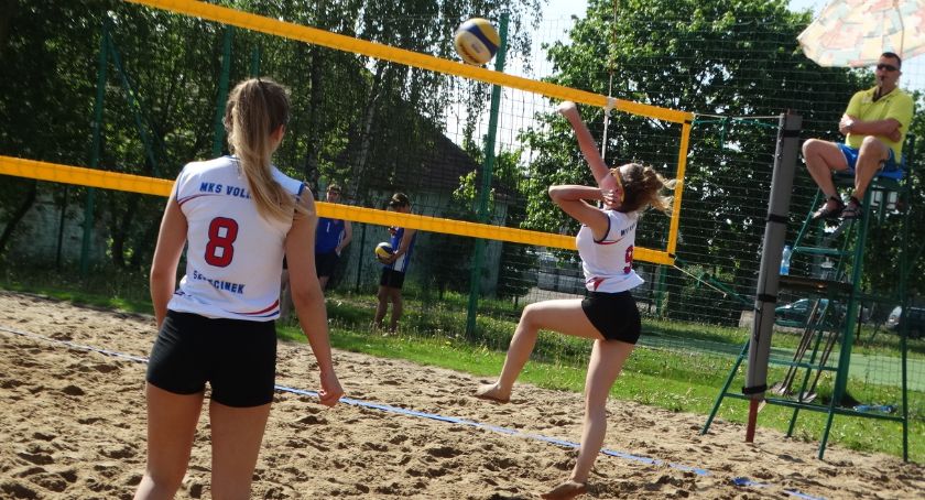 Na plaży w siatkówkę gra się super. W Szczecinku odbyły się II Mistrzostwa Powiatu 