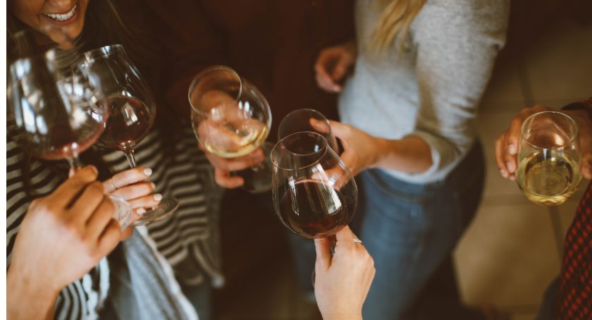Gadka na domówce się „nie klei”? 8 alkoholowych gadżetów, które rozkręcą każdą imprezę!