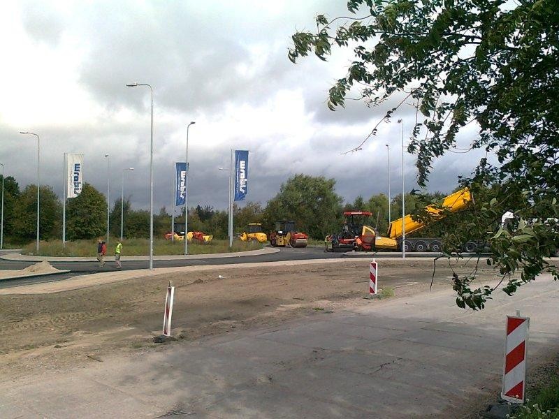 Drogowcy gonią czas. Asfalt na rondzie obwodnicy