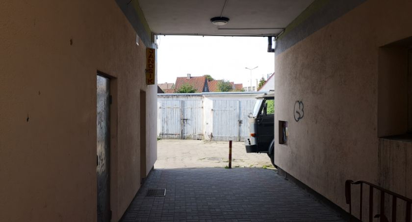 Piją nie tylko w bramie na Spółdzielczej. Co zgłaszamy dzielnicowym w Szczecinku?