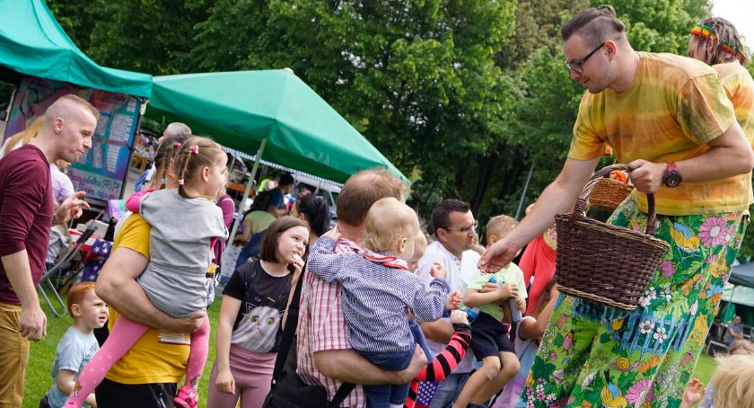 Dzień Dziecka w Szczecinku pełen atrakcji. Szczudlarze, dmuchane zjeżdżalnie i słodki poczęstunek
