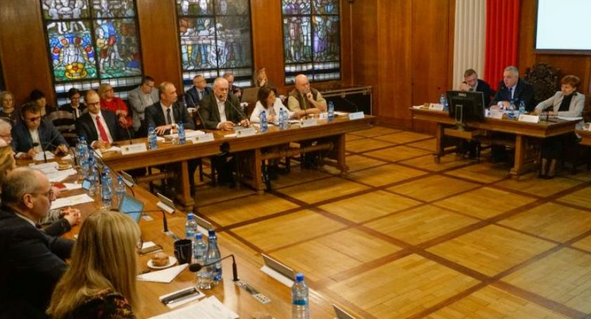 Radni mogą zadawać pytania w trakcie sesji. Tym razem głos zabiera wiceminister MSWiA