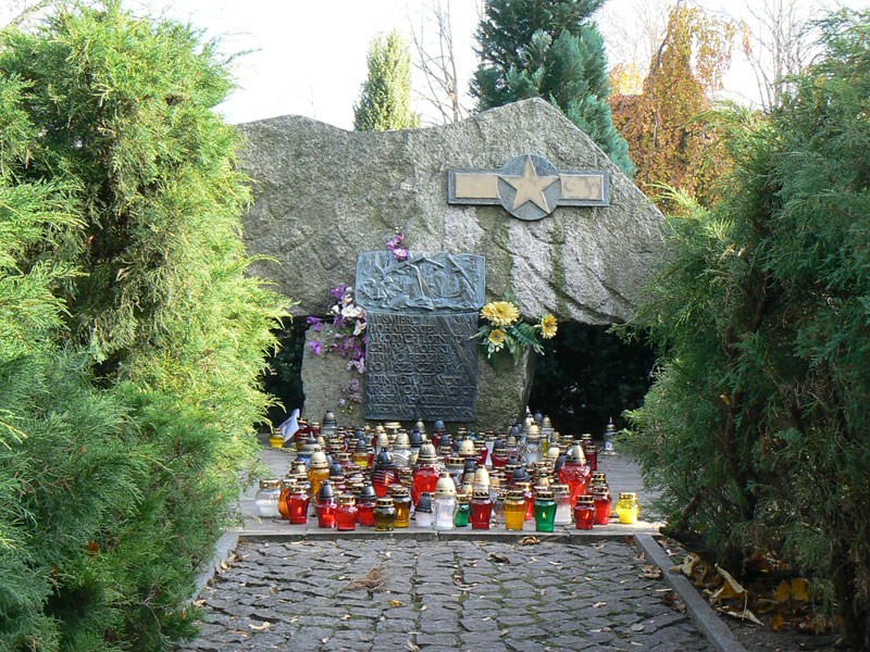 Dziś Zaduszki – znów odwiedzimy cmentarz