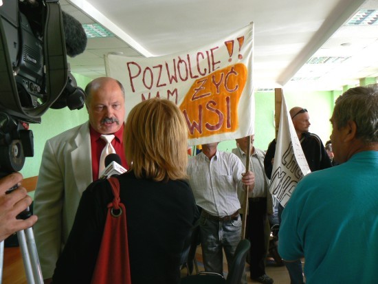 Nadzwyczajnie i politycznie - czyli graniczna riposta gminy