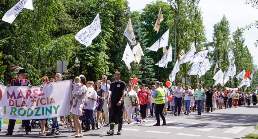 Chcą mówić głośno, że życie jest cudem. Ulicami Szczecinka przeszedł Marsz dla Życia i Rodziny
