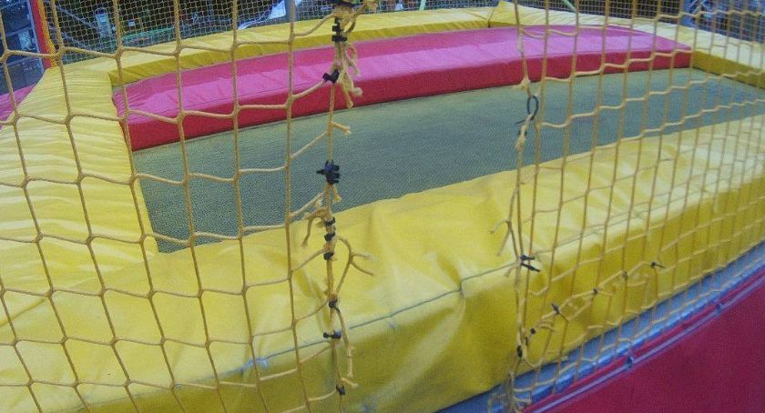 Poszli na wagary i... nożyczkami pocięli trampolinę
