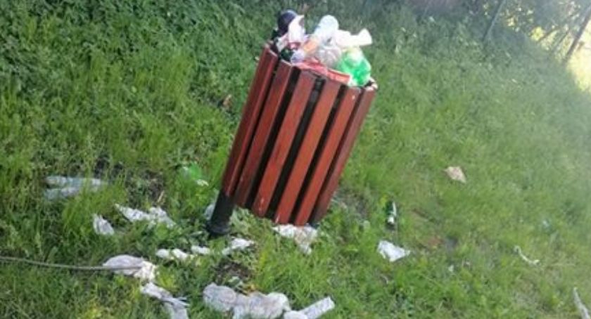 Przepełnione kosze i trawa po kolana. Tak wygląda plac zabaw na ul. Zielonej