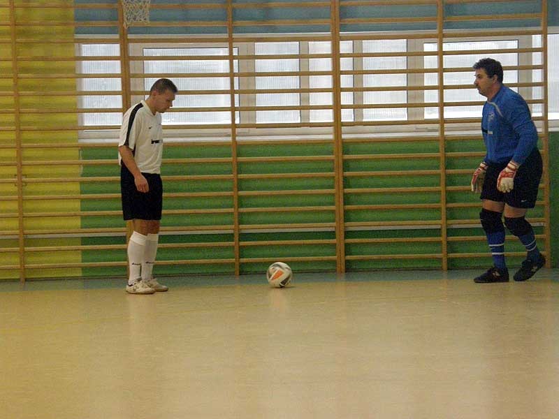 Halowa Liga Piłki Nożnej w Czarnem: Kronospan przegrał z Superkajakiem