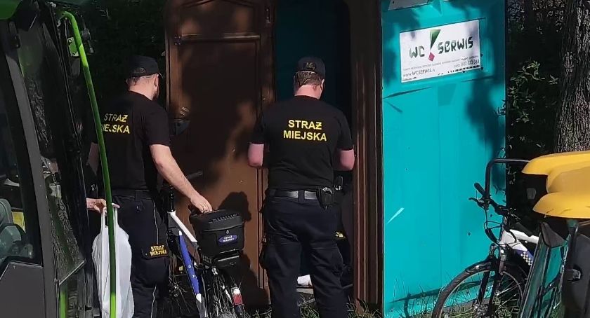 Popijawa w przenośnej ubikacji. Interweniowała Straż Miejska