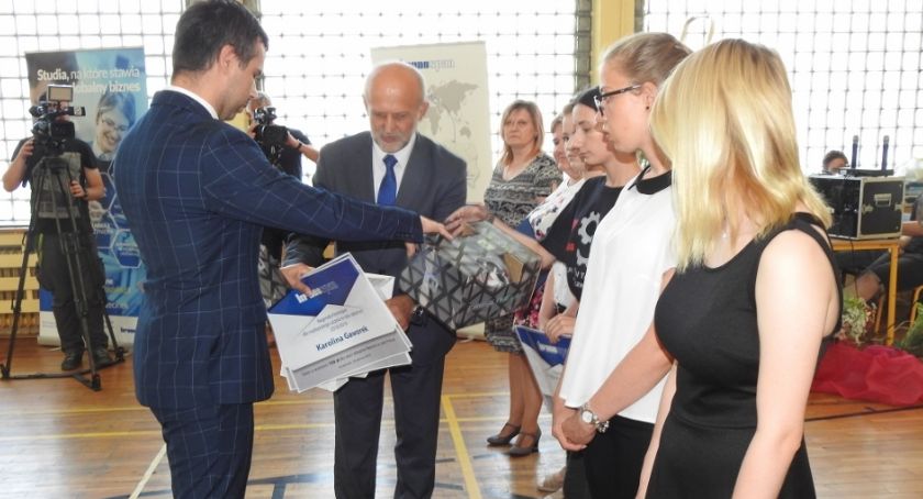 Powiatowe zakończenie roku szkolnego. Nagrody i wyróżnienia dla najlepszych. Kto je dostał?
