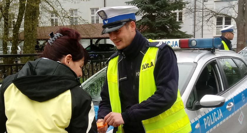 Policjant w uniformie ratownika medycznego zatrzymał pijanego rowerzystę