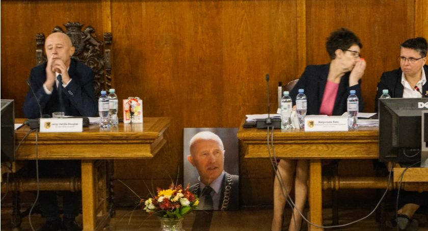 Prawie 100 tysięcy na do widzenia. Tyle otrzymał były burmistrz Szczecinka kończąc pracę