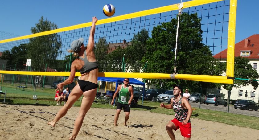 Zagrali w siatkówkę plażową. Pierwszy Turniej o puchar Starosty Szczecineckiego