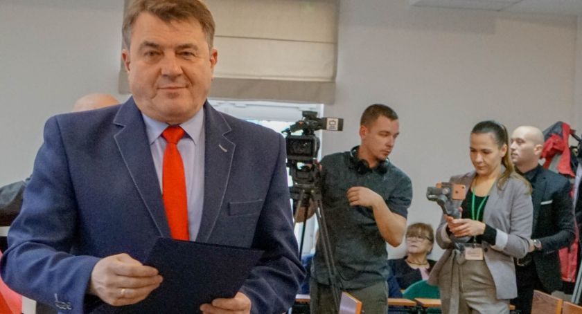 Radny Poczobut: Czerwona kartka dla dyrektorów szkół i nauczycieli