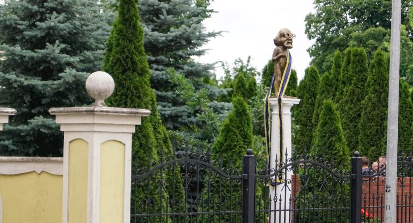 Obywatel Włapko jako atrakcja turystyczna? Komitet budowy pomnika zaprasza na sesje zdjęciowe